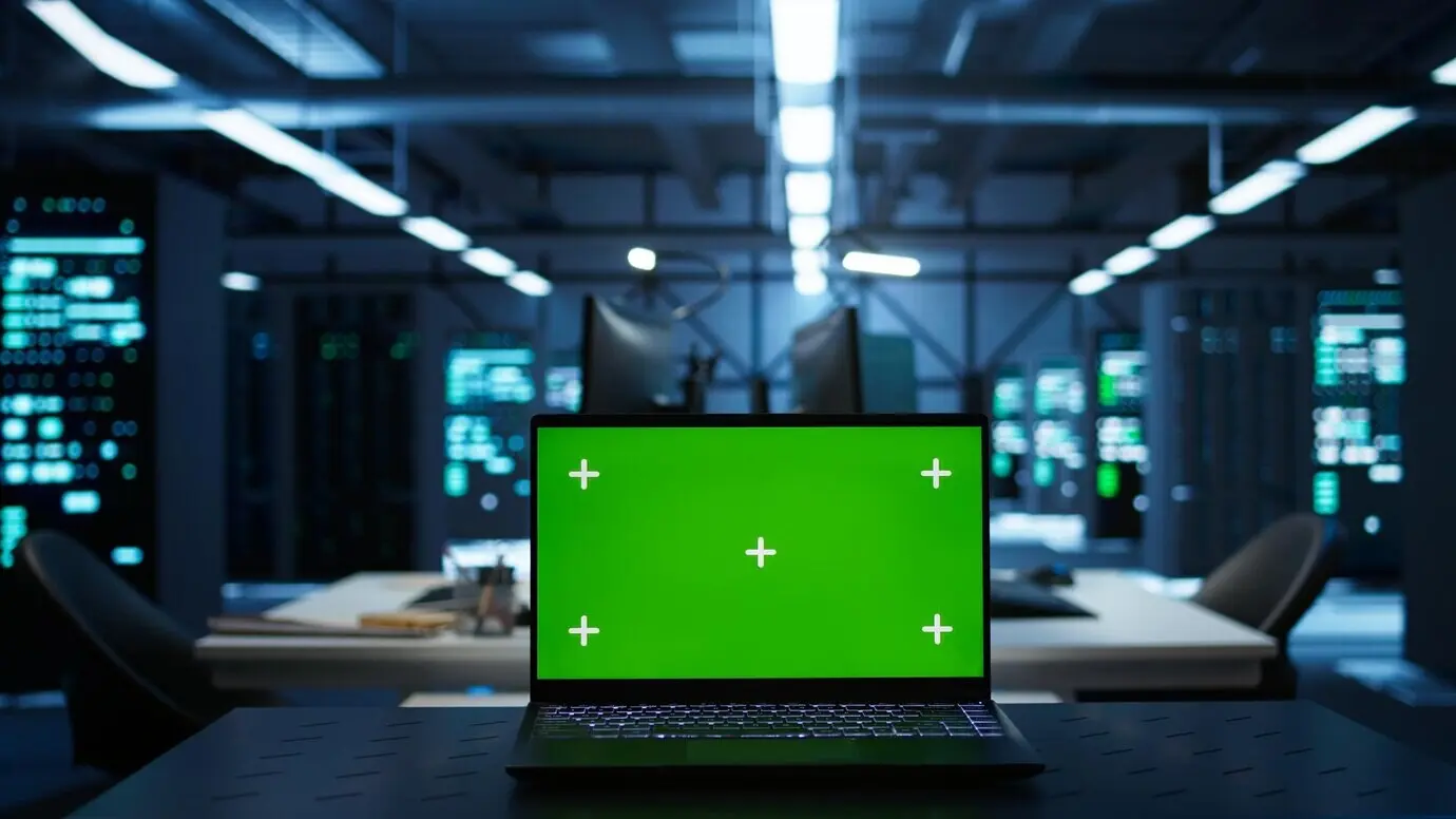 Nahaufnahme eines Notizbuch-Mockups, das von Beschäftigten genutzt wird, die die Einhaltung von Vorschriften sicherstellen.