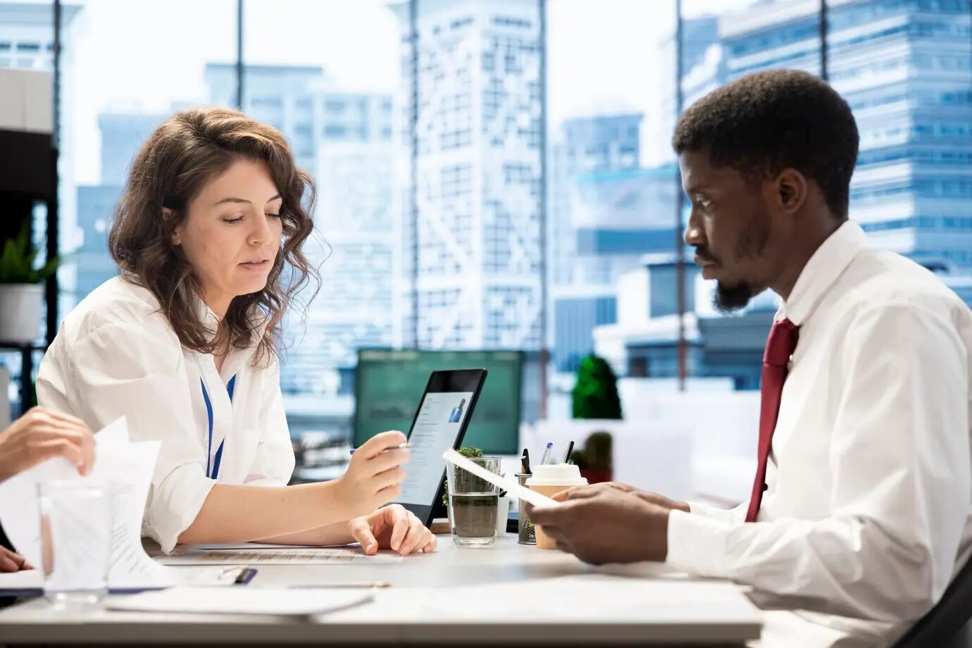 Im Team arbeitende Arbeitgeber führen ein Vorstellungsgespräch mit einem Arbeitsuchenden, um die Eignung festzustellen.